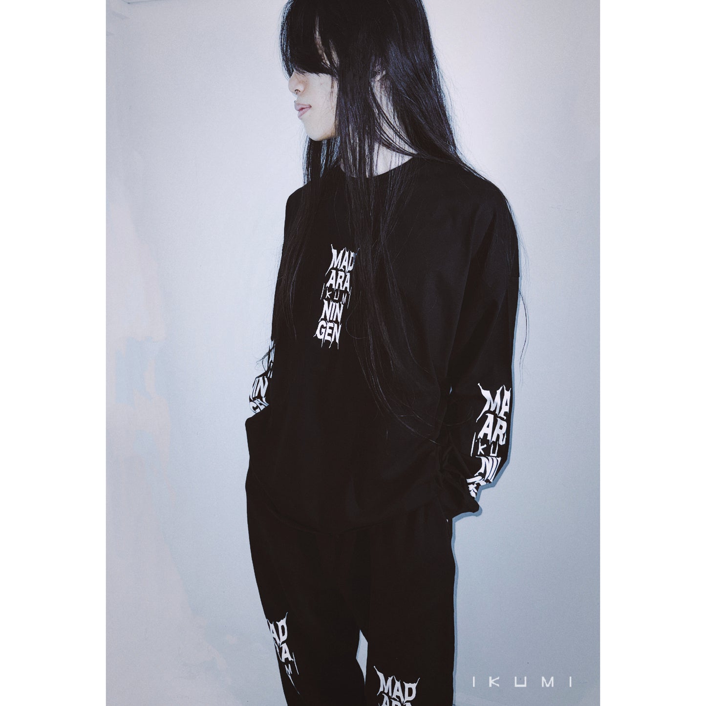 IKUMI×MADARANINGEN BIZZARE LOGO LONG SLEEVE T-SHIRT