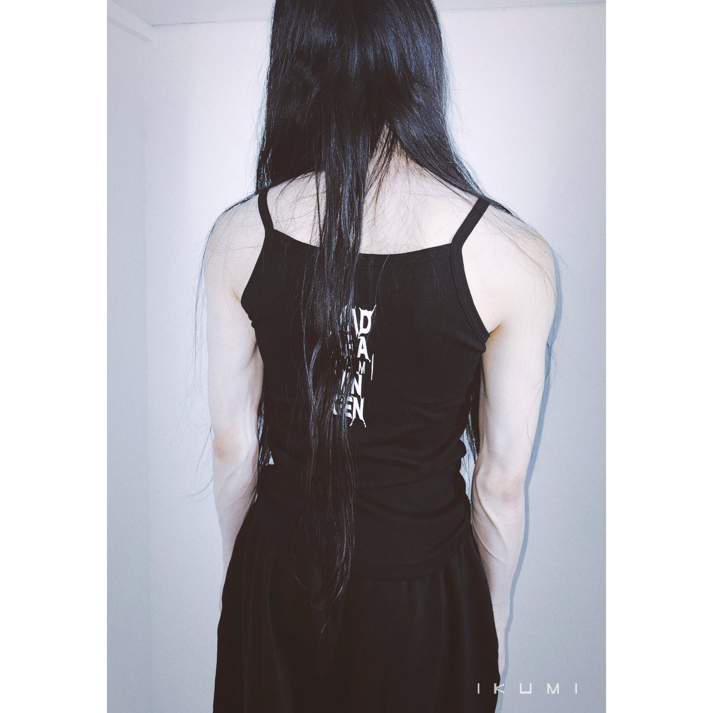 IKUMI×MADARANINGEN BIZZARE LOGO CAMISOLE