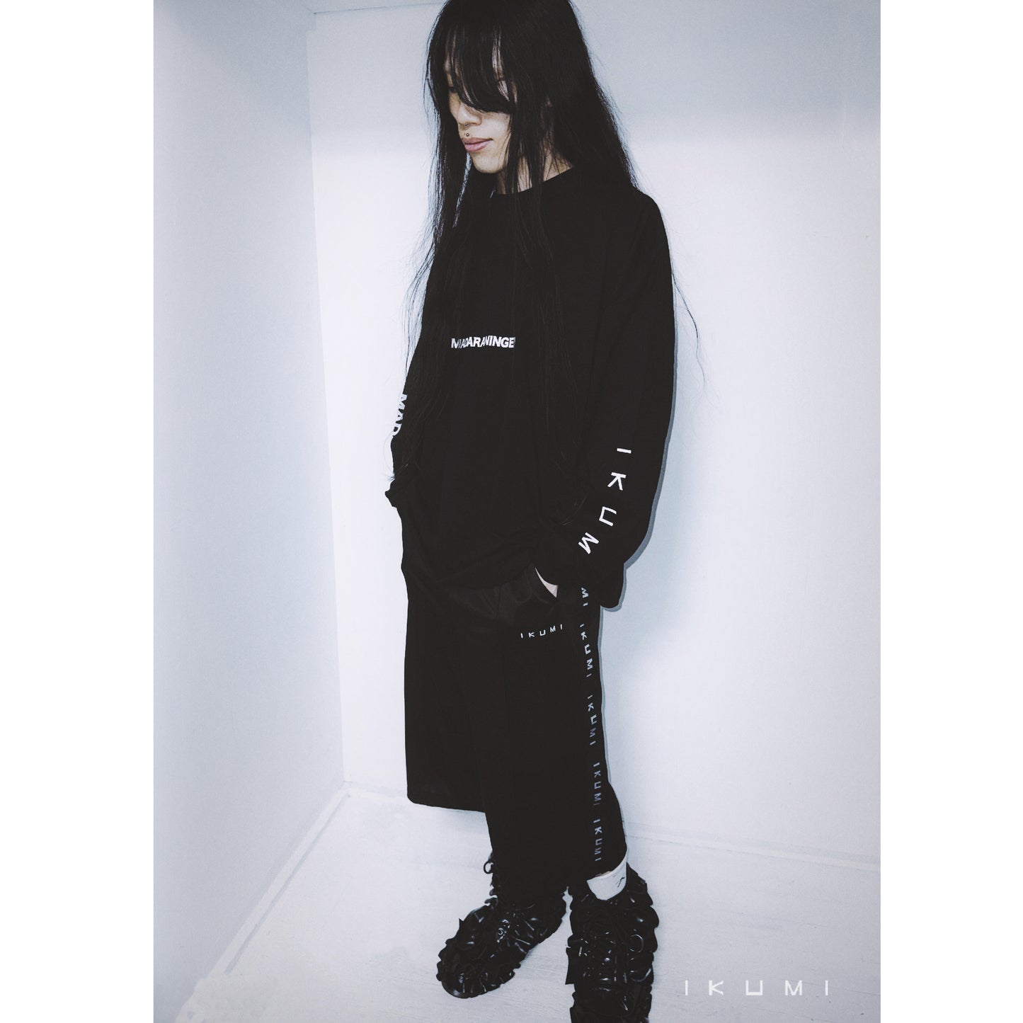IKUMI×MADARANINGEN SIMPLE LOGO LONG SLEEVE T-SHIRT