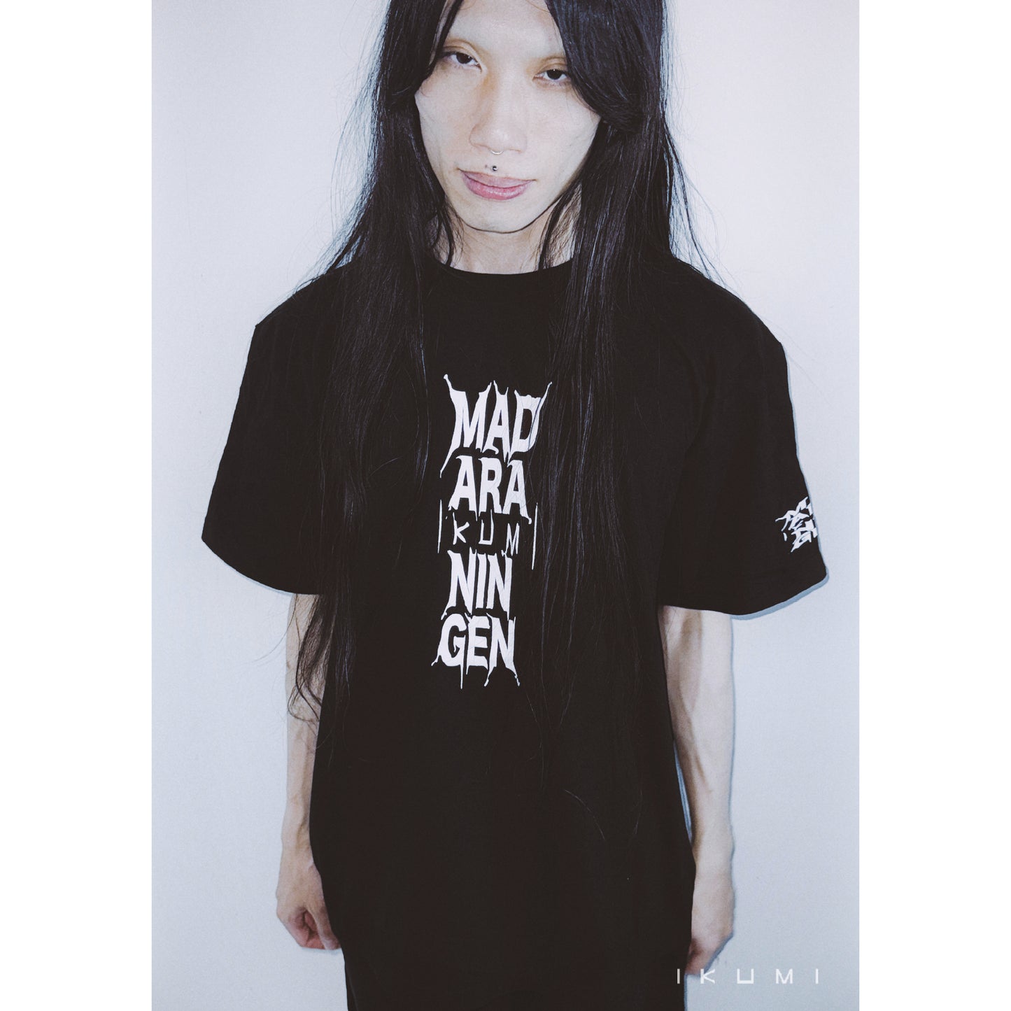 IKUMI×MADARANINGEN Bizzare LOGO T-shirt