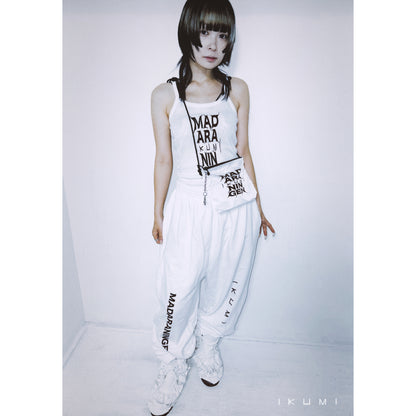 IKUMI×MADARANINGEN BIZZARE LOGO CAMISOLE