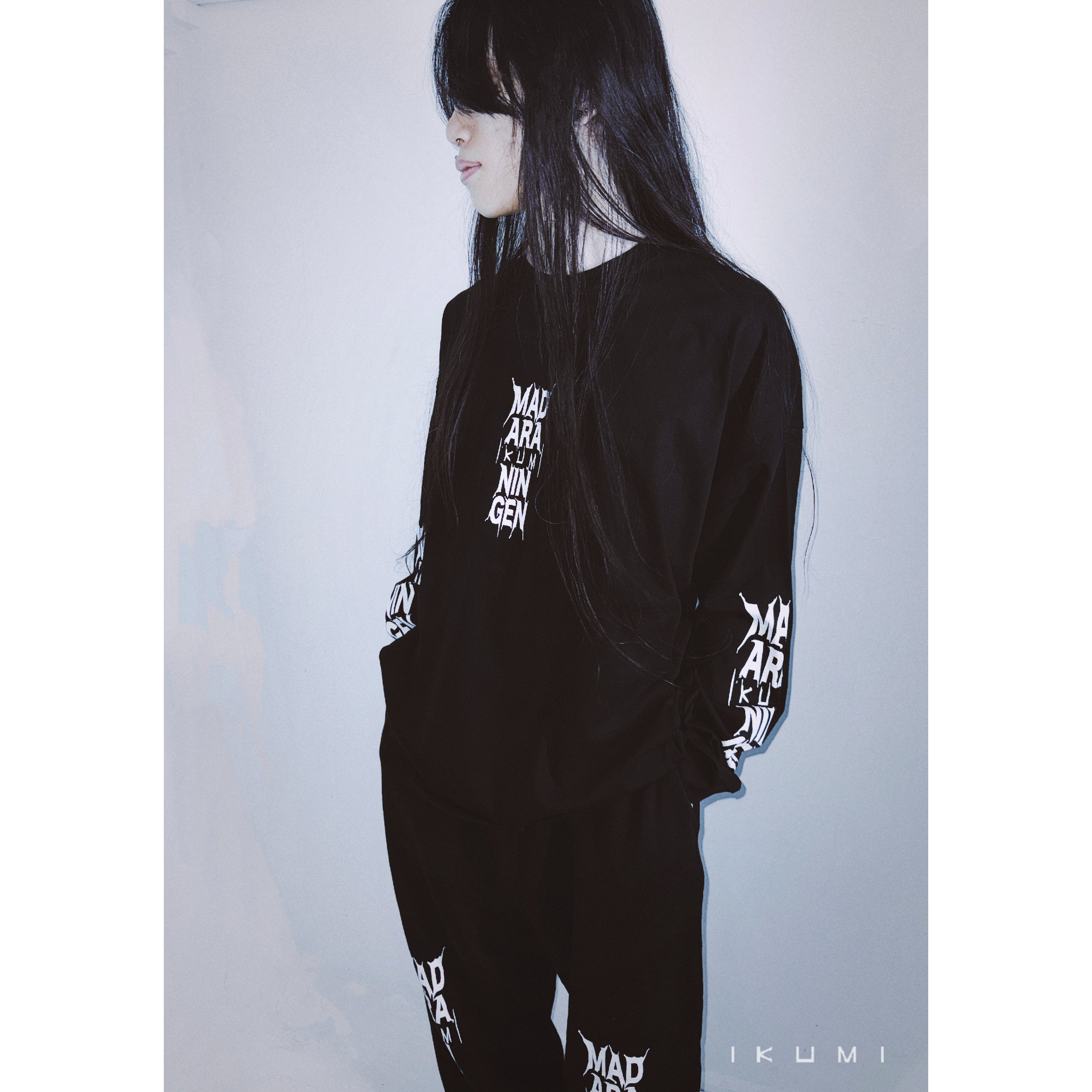 IKUMI×MADARANINGEN Bizzare LOGO Long sleeve t-shirt
