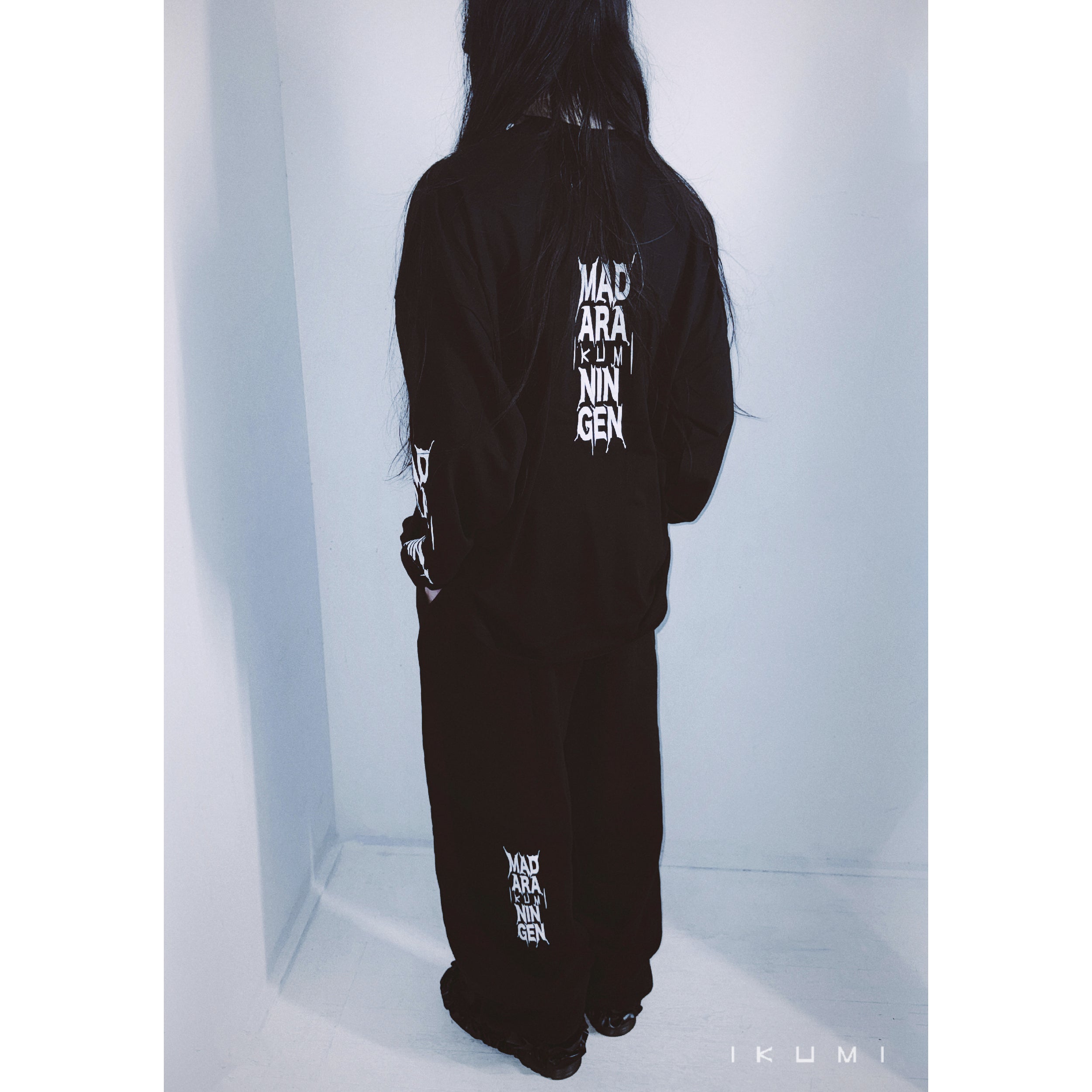 IKUMI×MADARANINGEN Bizzare LOGO Long sleeve t-shirt