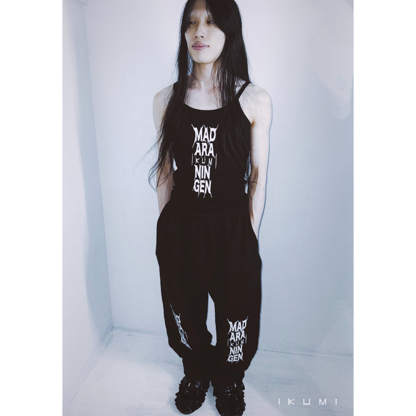 IKUMI×MADARANINGEN BIZZARE LOGO CAMISOLE