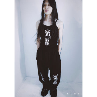 IKUMI×MADARANINGEN BIZZARE LOGO CAMISOLE