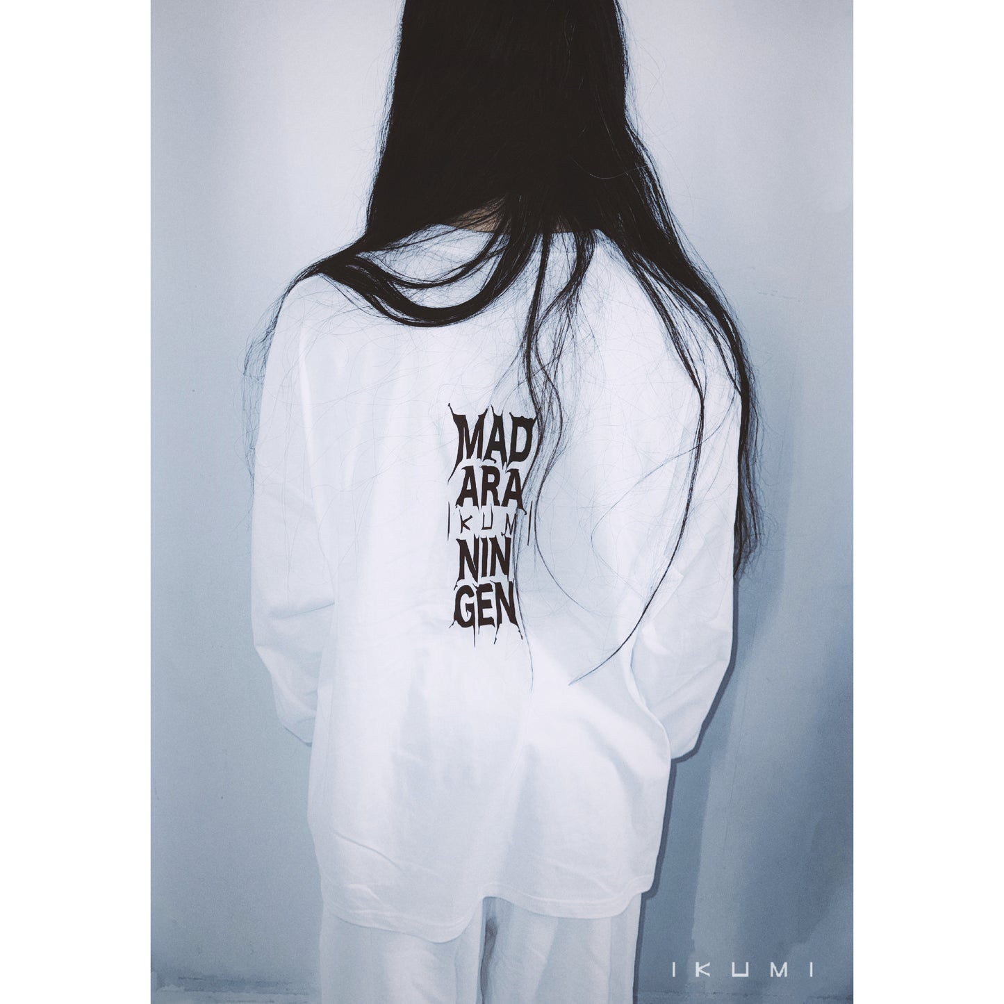 IKUMI×MADARANINGEN BIZZARE LOGO LONG SLEEVE T-SHIRT