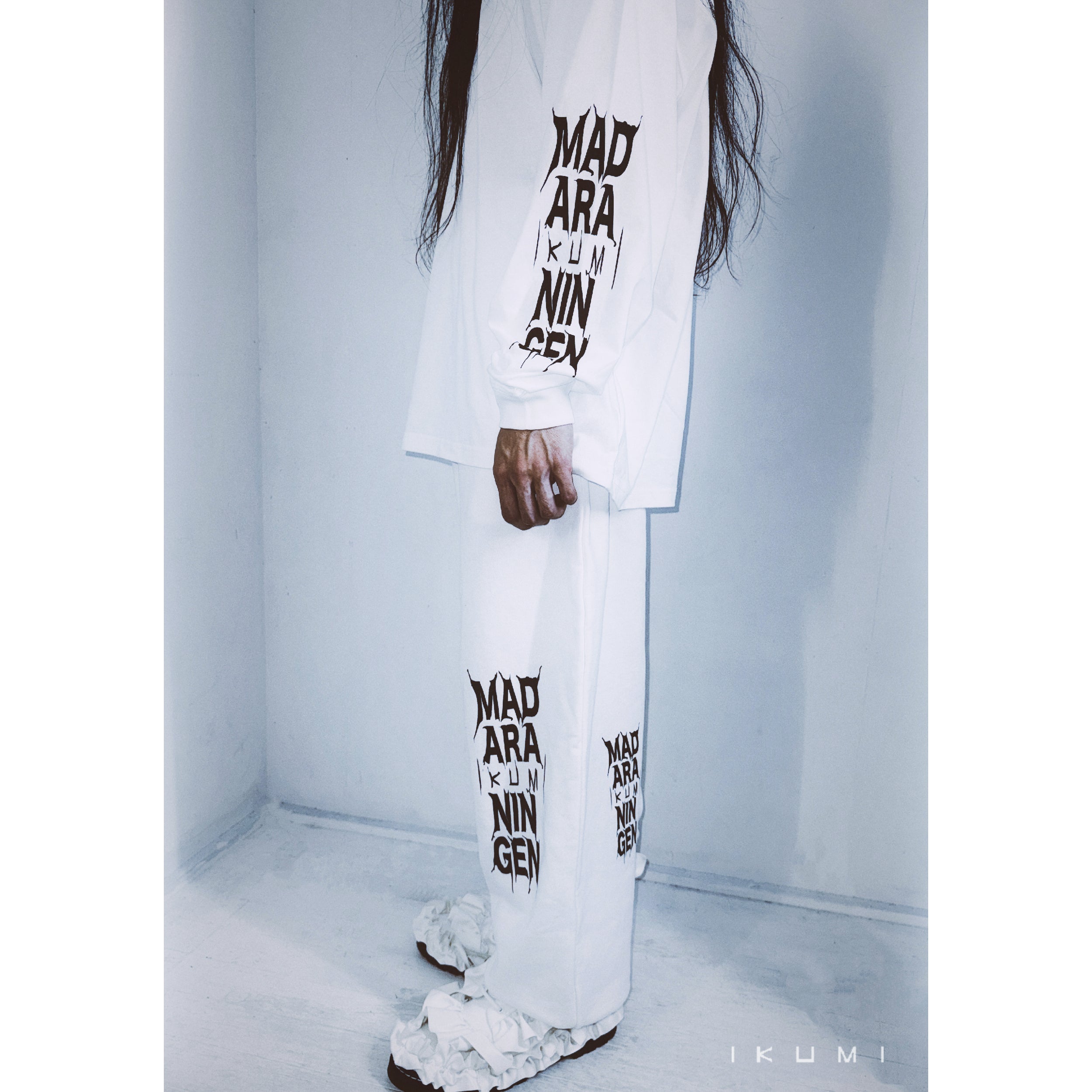 IKUMI×MADARANINGEN Bizzare LOGO Long sleeve t-shirt