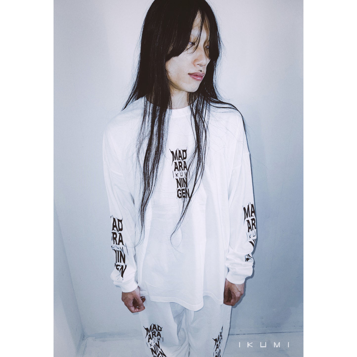 IKUMI×MADARANINGEN BIZZARE LOGO LONG SLEEVE T-SHIRT
