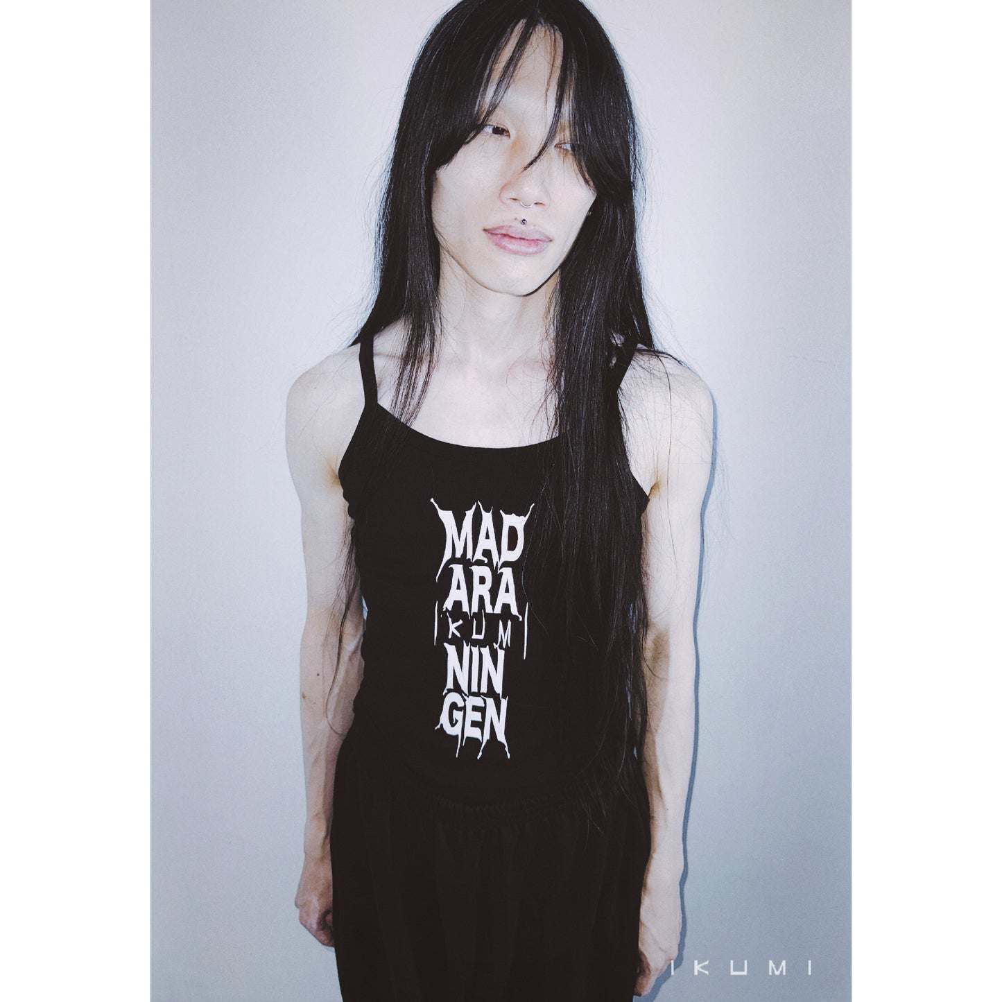 IKUMI×MADARANINGEN BIZZARE LOGO CAMISOLE