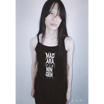 IKUMI×MADARANINGEN BIZZARE LOGO CAMISOLE