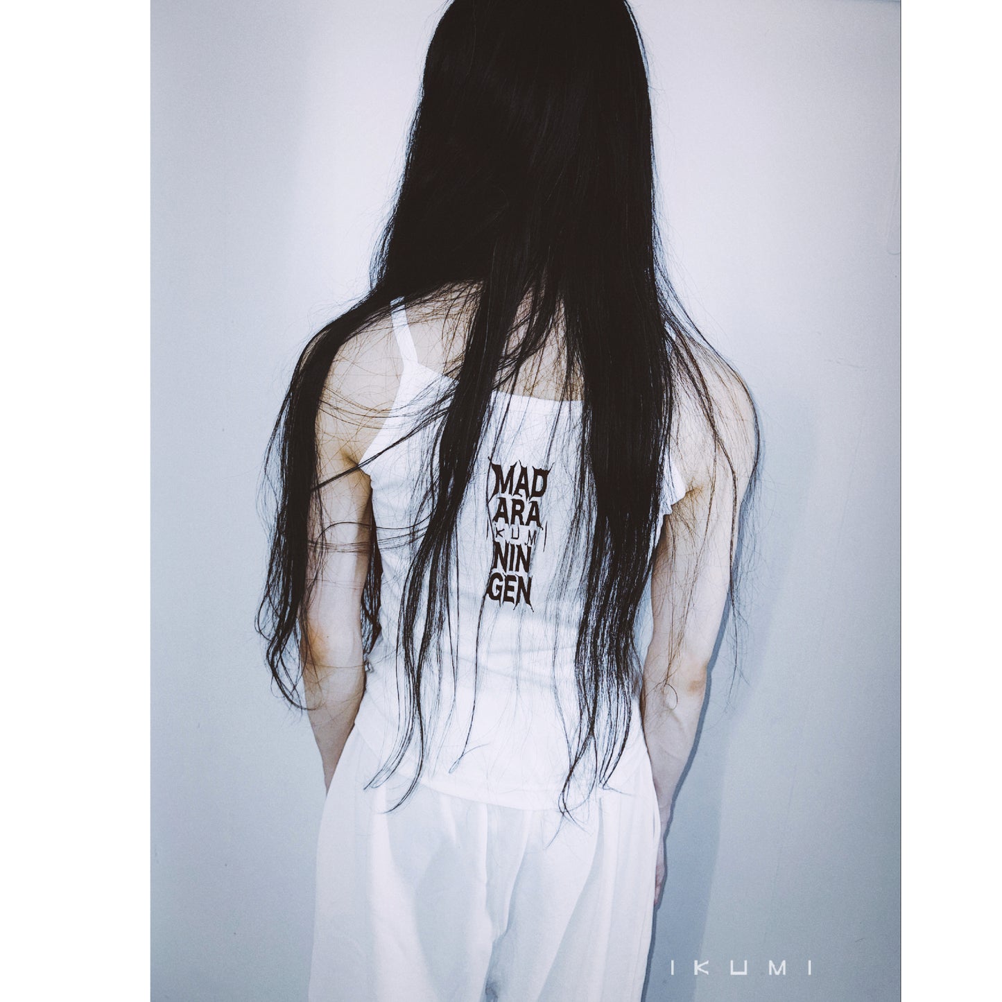 IKUMI×MADARANINGEN BIZZARE LOGO CAMISOLE