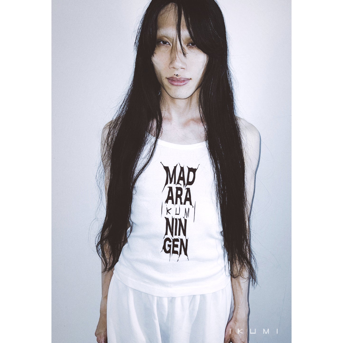 IKUMI×MADARANINGEN BIZZARE LOGO CAMISOLE