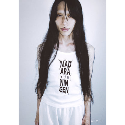 IKUMI×MADARANINGEN BIZZARE LOGO CAMISOLE