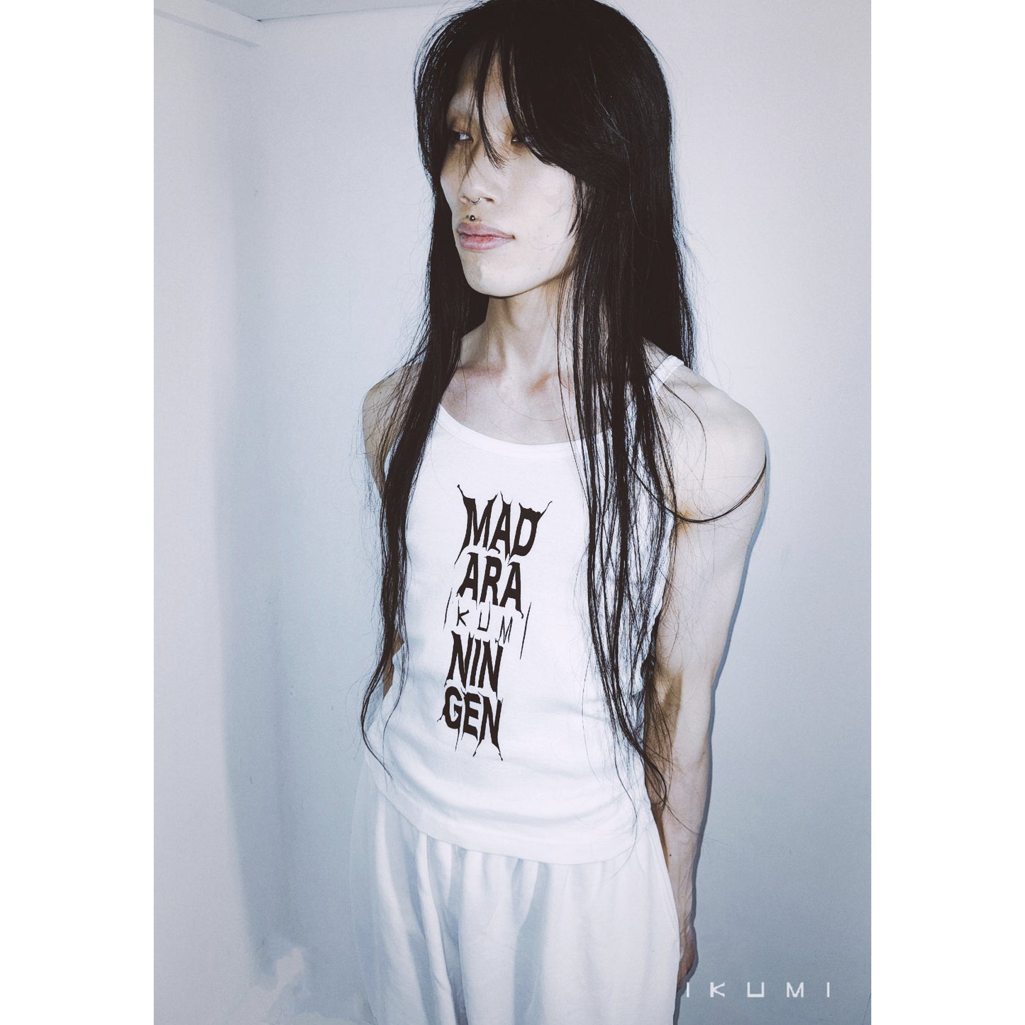 IKUMI×MADARANINGEN BIZZARE LOGO CAMISOLE