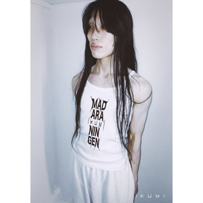 IKUMI×MADARANINGEN BIZZARE LOGO CAMISOLE
