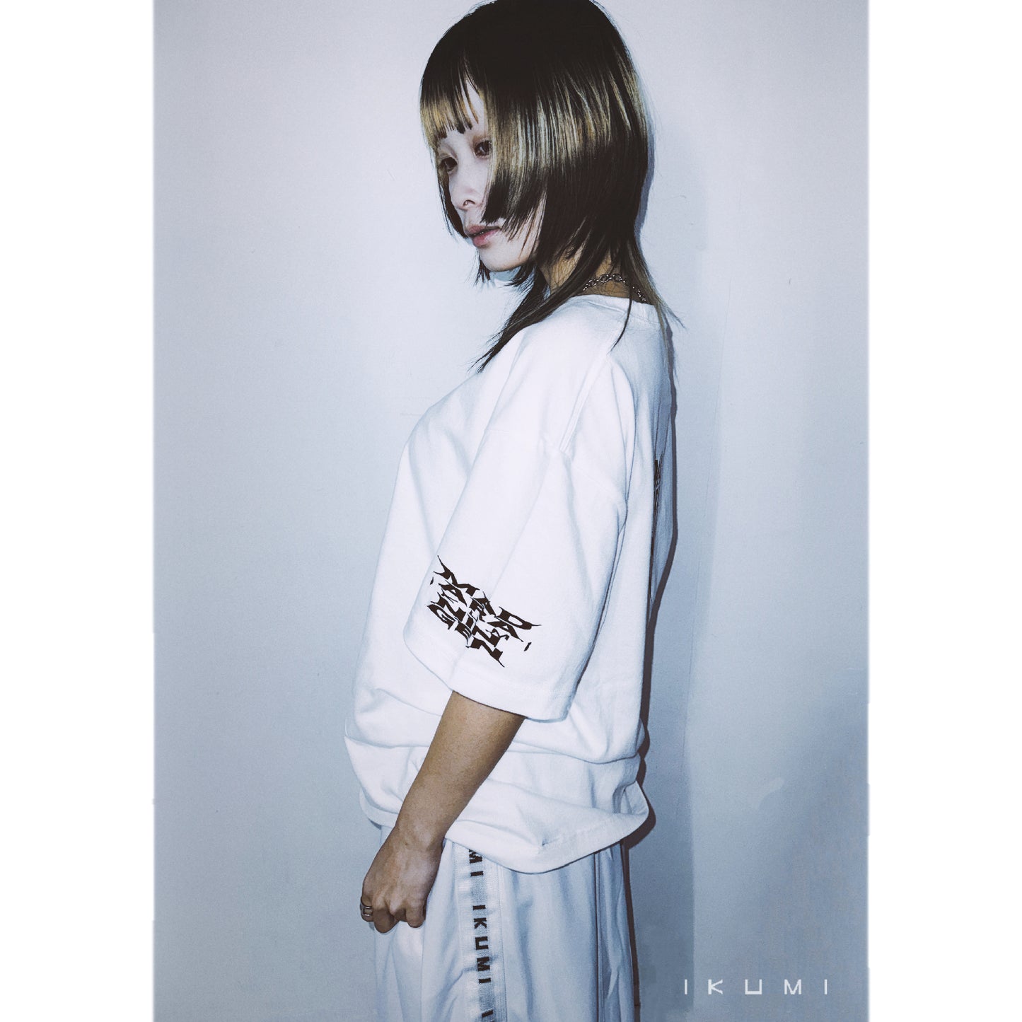 IKUMI×MADARANINGEN Bizzare LOGO T-shirt