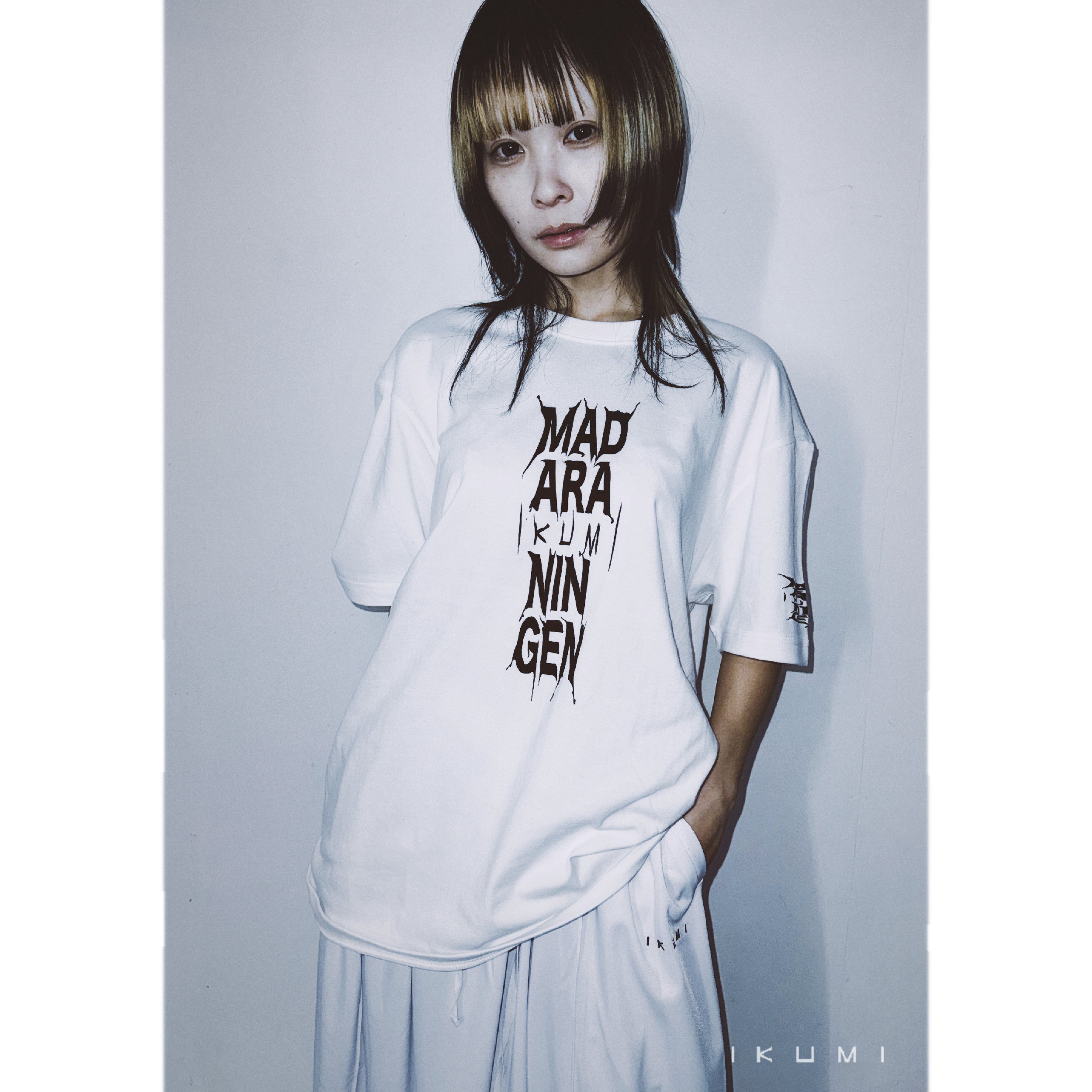 IKUMI×MADARANINGEN Bizzare LOGO T-shirt