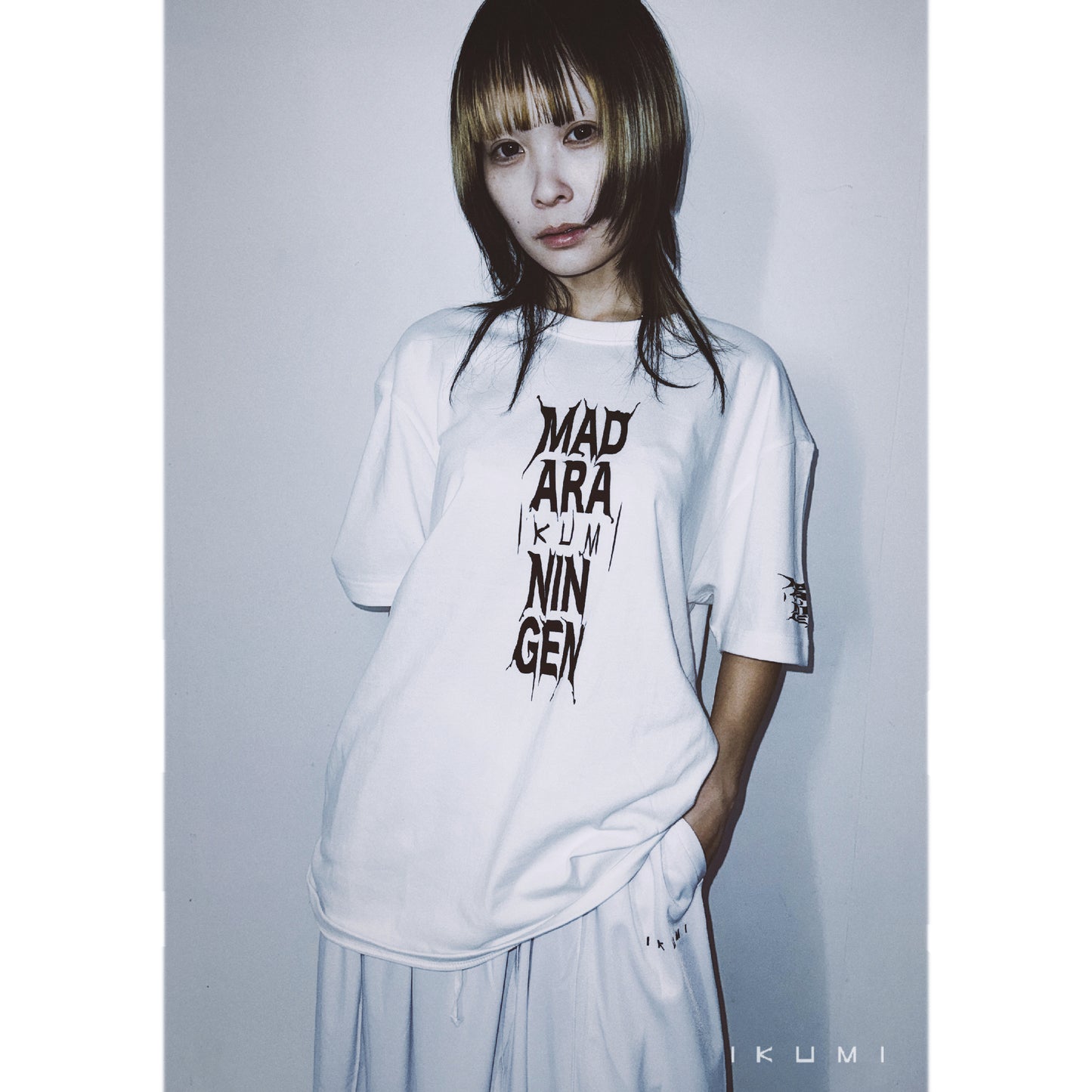 IKUMI×MADARANINGEN Bizzare LOGO T-shirt