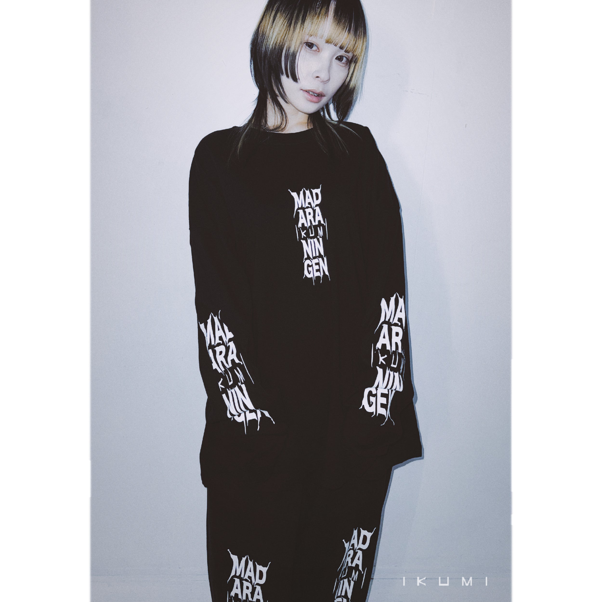IKUMI×MADARANINGEN Bizzare LOGO Long sleeve t-shirt