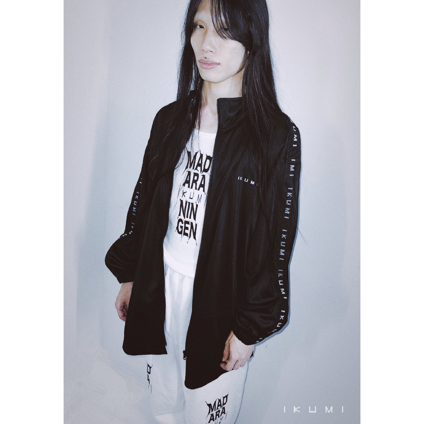 IKUMI×MADARANINGEN BIZZARE LOGO CAMISOLE