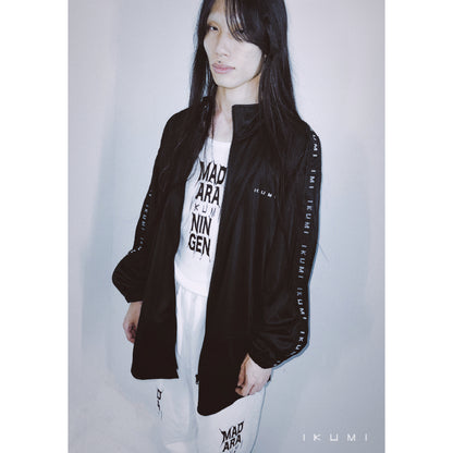 IKUMI×MADARANINGEN BIZZARE LOGO CAMISOLE