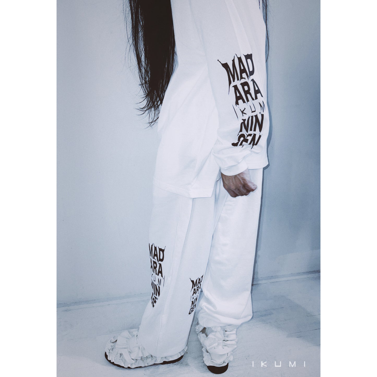 IKUMI×MADARANINGEN BIZZARE LOGO SWEATPANTS 