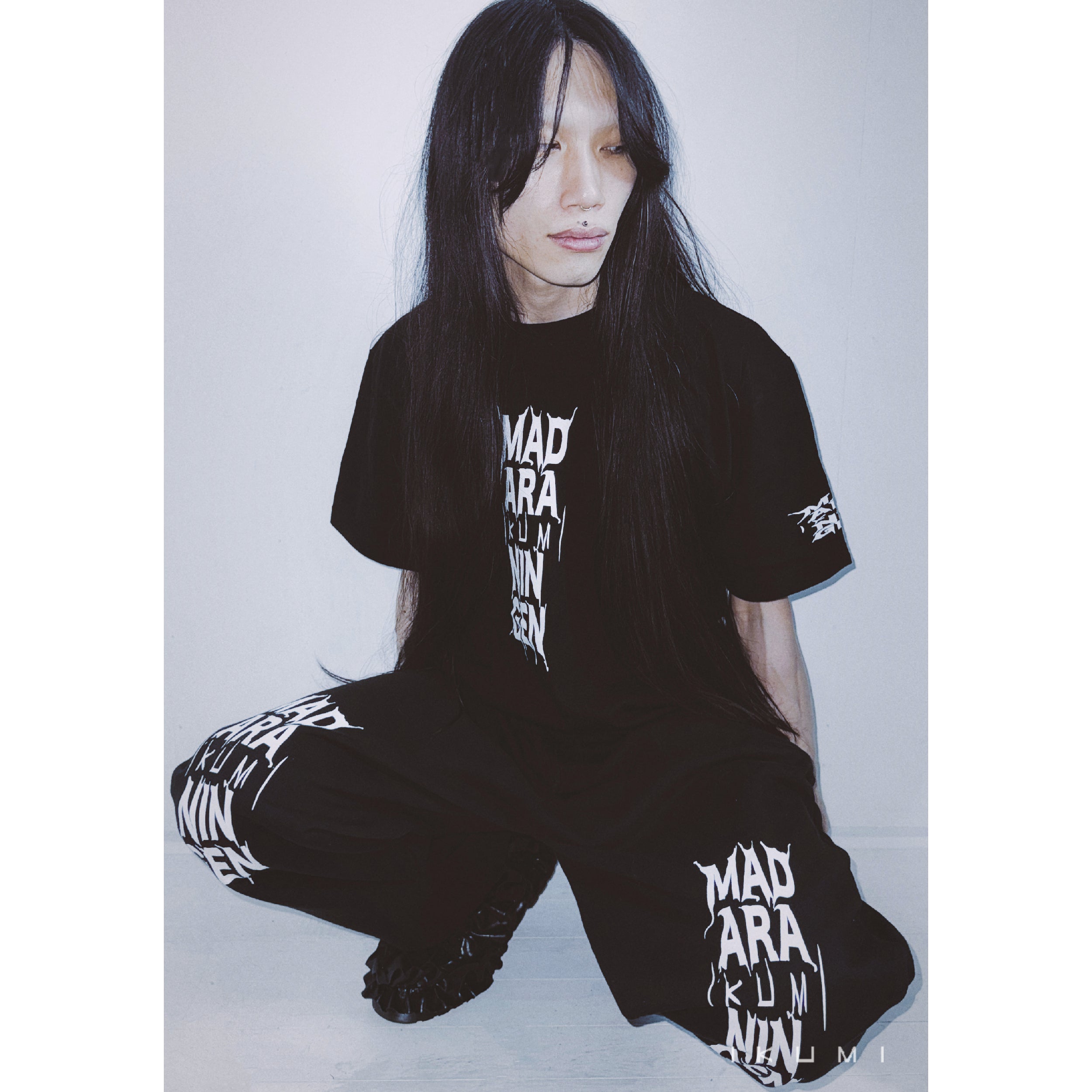 IKUMI×MADARANINGEN Bizzare LOGO T-shirt