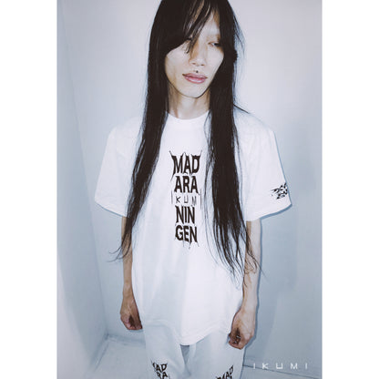 IKUMI×MADARANINGEN BIZZARE LOGO T-SHIRT