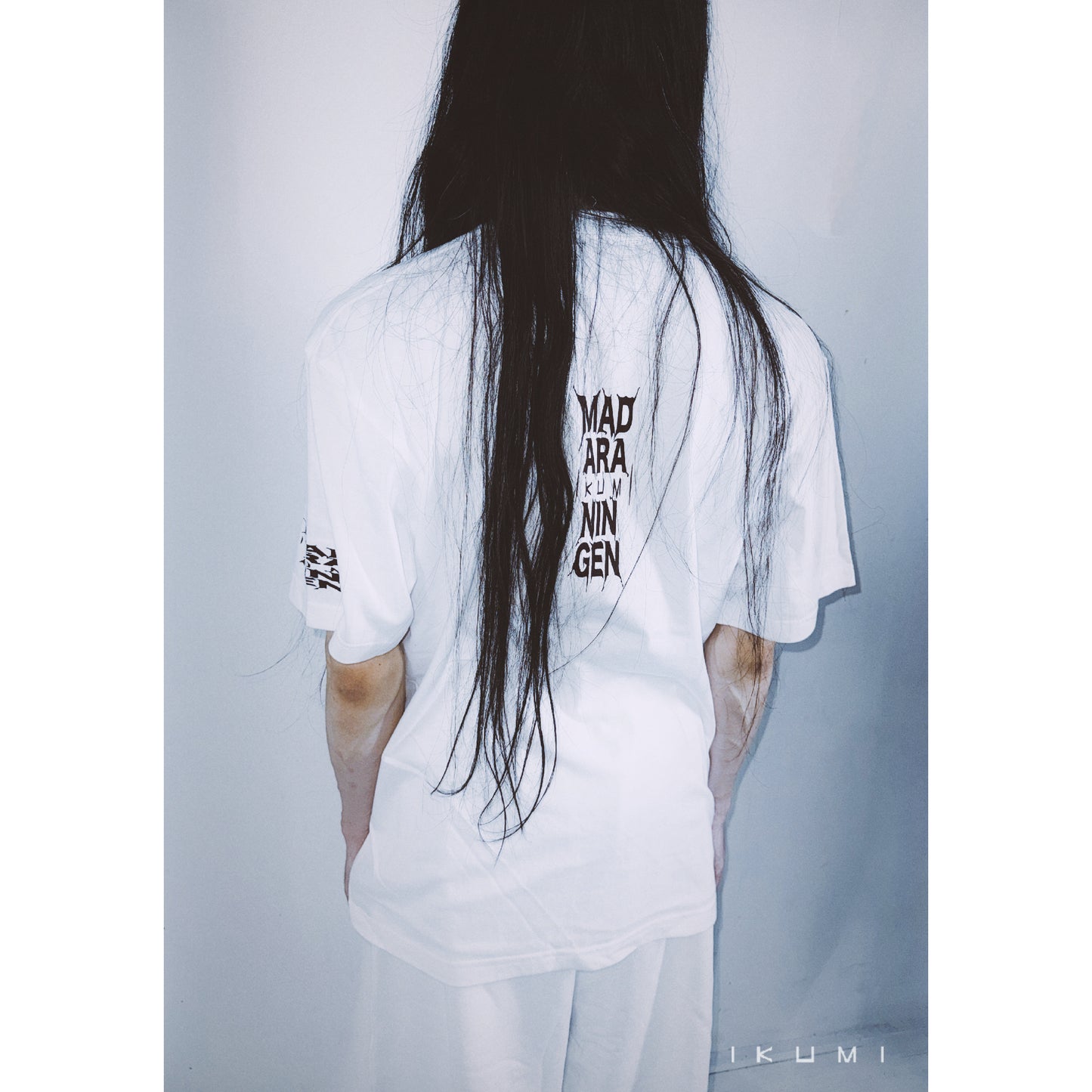 IKUMI×MADARANINGEN BIZZARE LOGO T-SHIRT