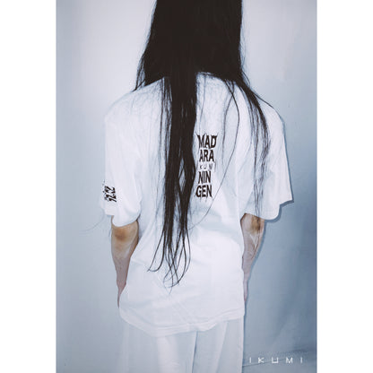 IKUMI×MADARANINGEN BIZZARE LOGO T-SHIRT